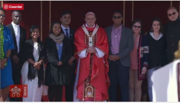Papa Francisco junto aos jovens momentos antes do Ângelus deste Domingo de Ramos